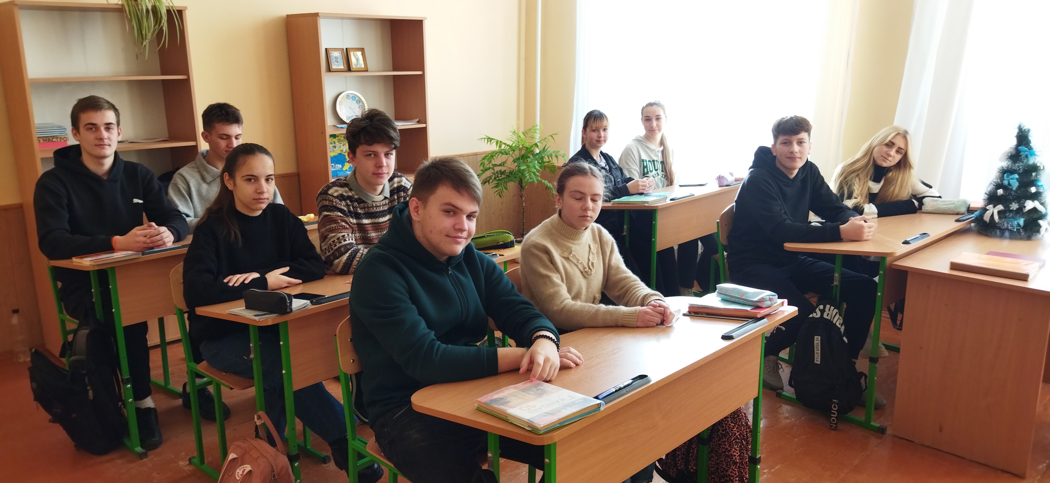 Учні десятого класу на презентації ТНПУ